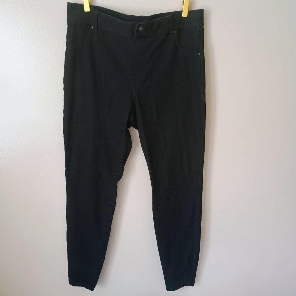 HUE-BLACK SLIM LEG PANTS-SIZE 2X-COTTON/POLY/SPANDEX-POCKETS IN BACK-RUNS SMALL